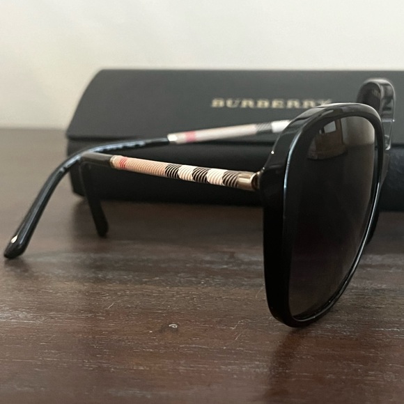 Burberry Sunglasses - Excellent Condition - Picture 15 of 16